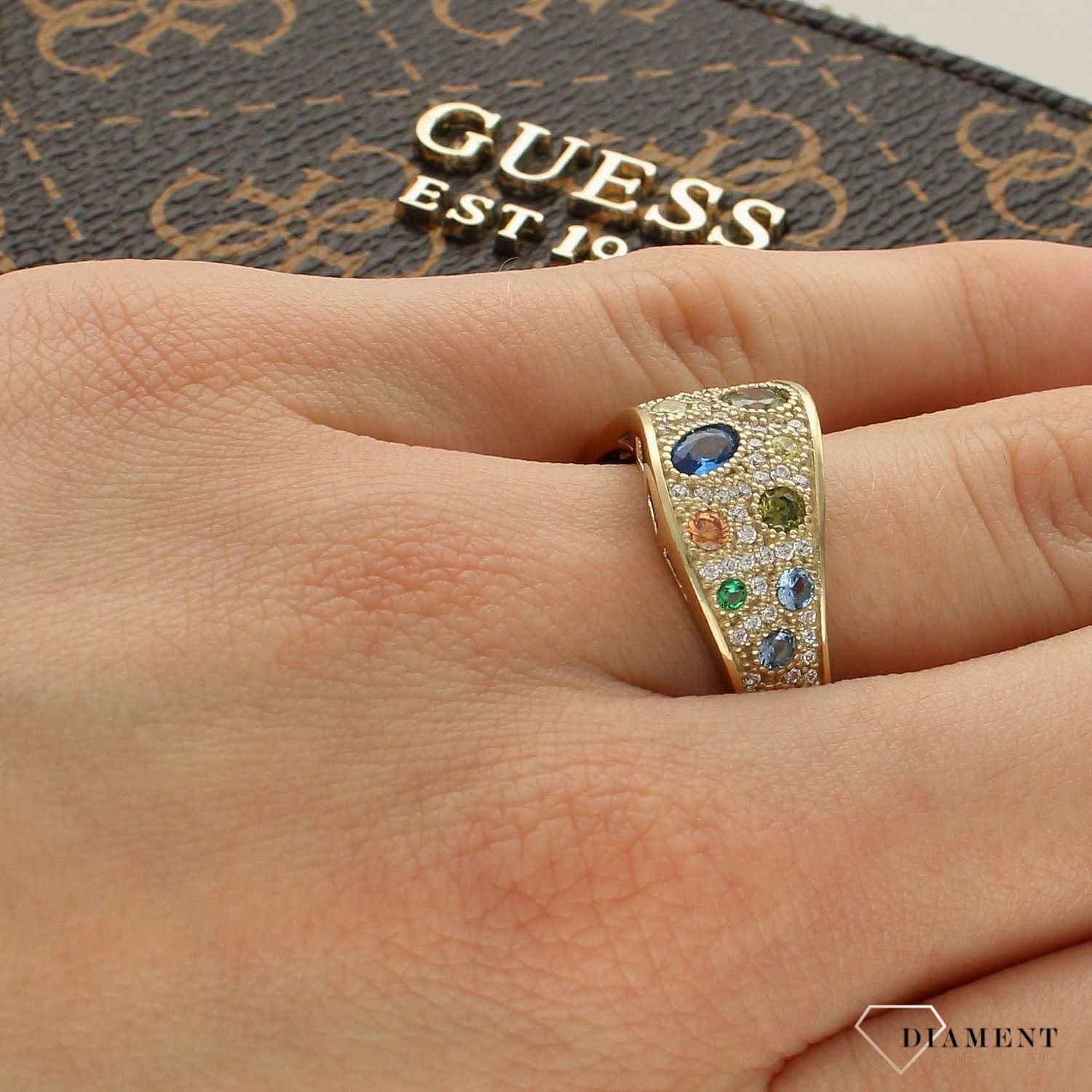 Złoty pierścionek z kolorowymi cyrkoniami 'Błyszcząca fala' PI 3551. Błyszczący pierścionek złoty. Złoty pierścionek z kolorowymi cyrkoniami. Złoty szeroki pierścionek damski. Pierścionek.jpg